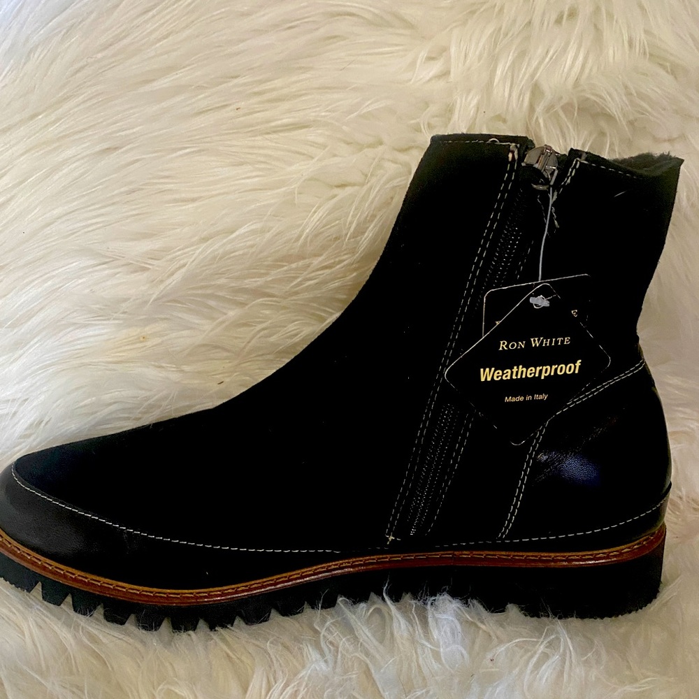 NWT Ron White suede ankle boots. Made in Italy. size 10.
